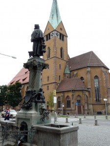 Leonhardskirche mit dem Nachtwächterbrunnen