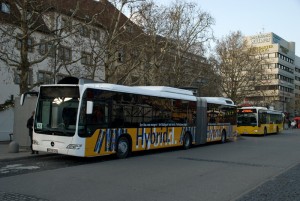 Hybridbus an der Haltestelle Schlossplatz