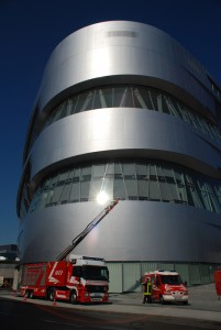 Feuerwehr am Mercedes-Benz Museum