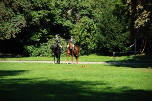 Zwei reiter im Schlossgarten