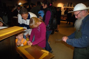 Kinder beim Kerzendrehen