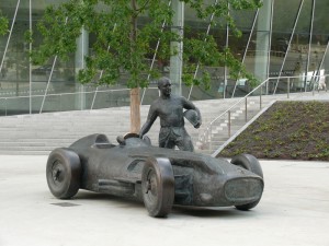 Rennfahrer am Mercedes-Benz-Museum