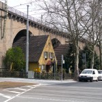 Hier entsteht die Baustraße, oben die Bahn und auf der Straße die Lkws