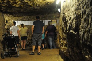 Besucher im Luftschutzstollen in Bietigheim-Bissingen 