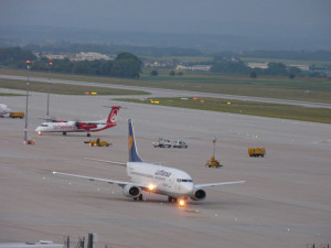 K-Flughafen-S-am-Abend