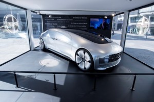 Discover me – 4 Days of Inspiration. Get Connected.  Die Besucher können in einer Ausstellung ein Modell des autonom fahrenden Forschungsfahrzeugs F 015 Luxury in Motion von Mercedes-Benz erleben, das in diesem Jahr auf der CES in Las Vegas für Furore gesorgt hat.// Discover me – 4 Days of Inspiration. Get Connected.  Visitors can experience the model of the autonomous research vehicle F 015 Luxury in Motion from Mercedes-Benz in an exhibition. This vehicle caused a lot of excitement on this year’s CES in Las Vegas.