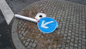 Oldie-Schild-umgefahren