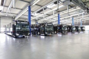 Modern und barrierefrei sind die sechs Mercedes-Benz Citaro G ausgestattet worden. Die Kassettenrampe fährt auf Knopfdruck aus.