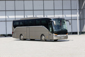 Setra S 515 HD ComfortClass 500, Exterieur, muschelgrau metallic, OM 470 mit 315 kW/428 PS, 10,7 L Hubraum, 8-Gang PowerShift-Getriebe, LED-Scheinwerfer, Coach MediaRouter, FleetBoard TiiRec on-board Computer, Komfort-Kopfstützen, Länge/Breite/Höhe: 12.295/2.550/3.770 mm, Bestuhlung: 1/44 // Setra S 515 HD ComfortClass 500, Exterior, gray metallic, OM 470 rated at 315 kW/428 hp, displacement 10.7 l, 8-speed PowerShift transmission, LED headlamps, Coach MediaRouter, FleetBoard TiiRec on-board computer, comfort headrests, length/width/height: 12295/2550/3770 mm, seating: 1/44